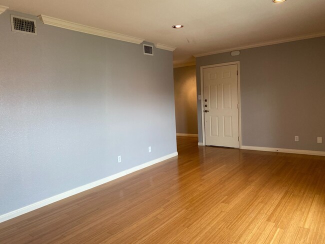 Primary Photo - Great apartment in Austin Heights