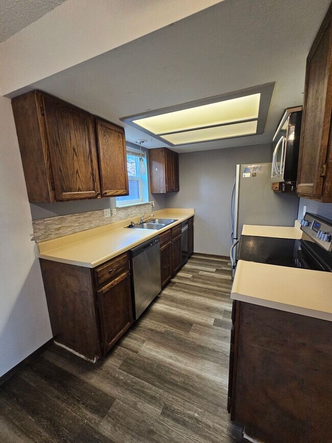 Building Photo - *$500 OFF YOUR FIRST MONTH'S RENT* $1616 -...