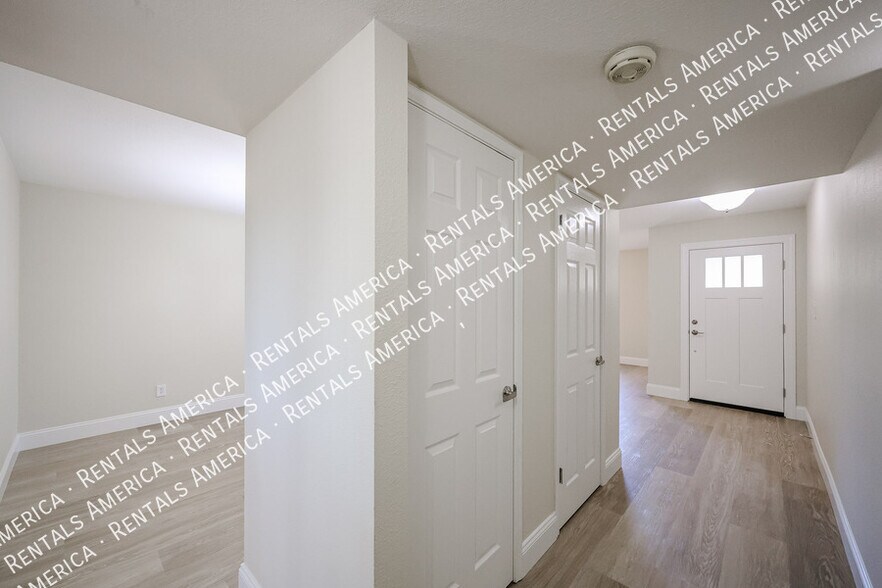 Building Photo - 11621 N 30th St