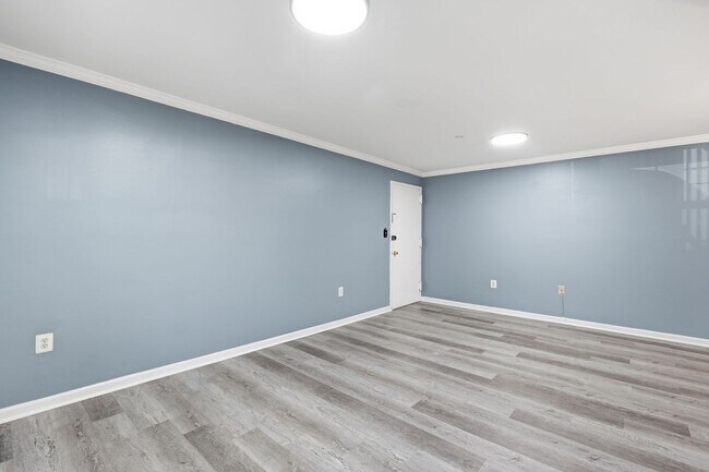 Building Photo - Discover stylish, low maintenance living in this beautifully updated two bedroom, one bathroom co...