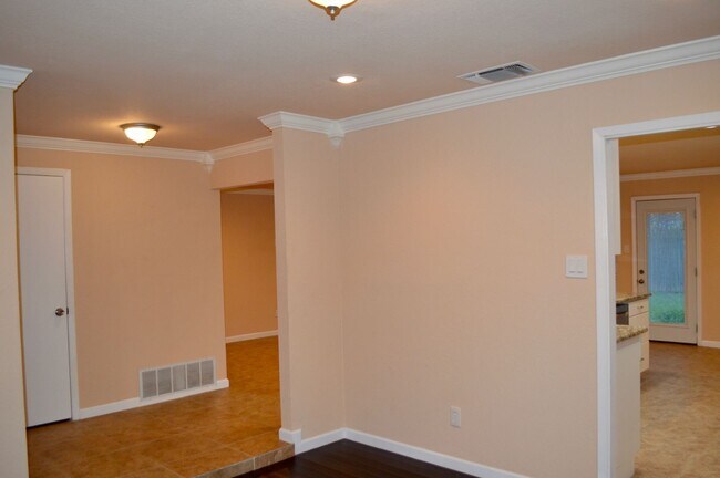 Building Photo - Beautiful 3 bed 2 bath home in a quiet nei...
