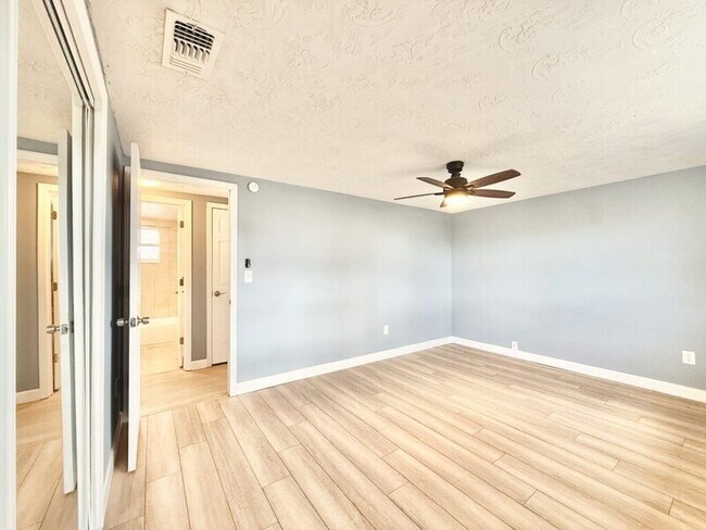 Building Photo - 3411 Cincinnati Dr