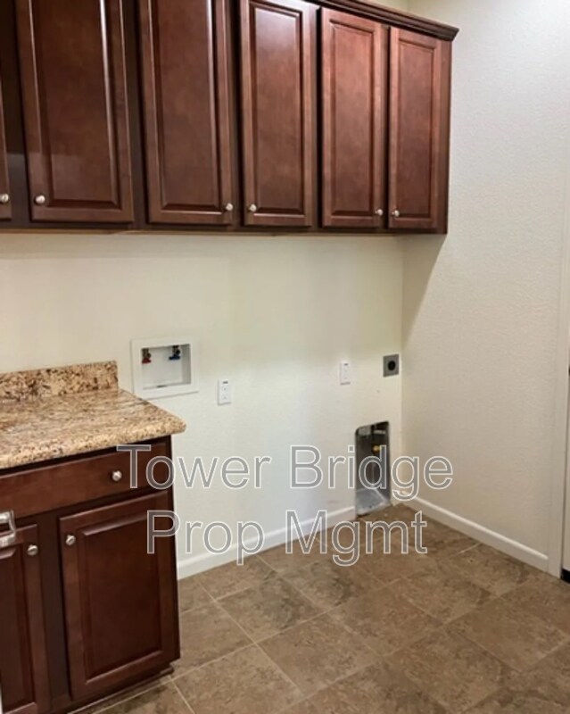 Building Photo - 3057 Village Park Dr