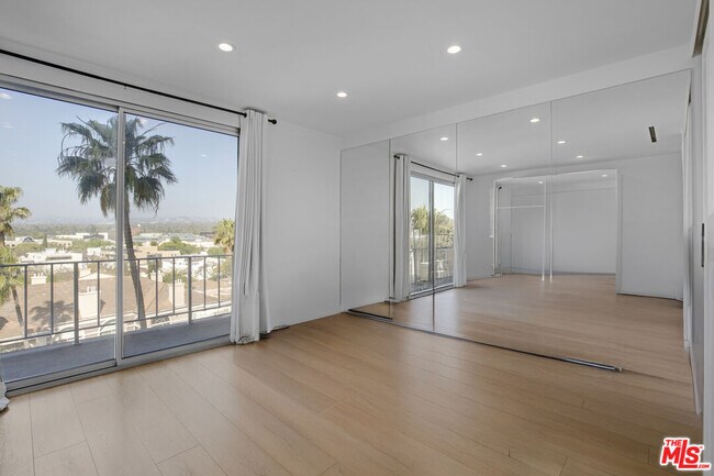 Building Photo - 100 S Doheny Dr