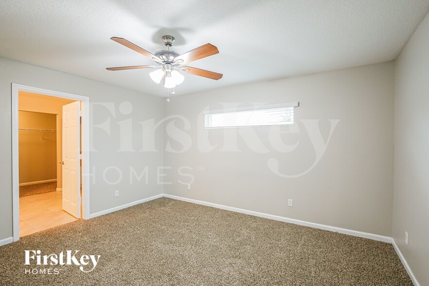 Building Photo - 931 SE Thornhill Dr