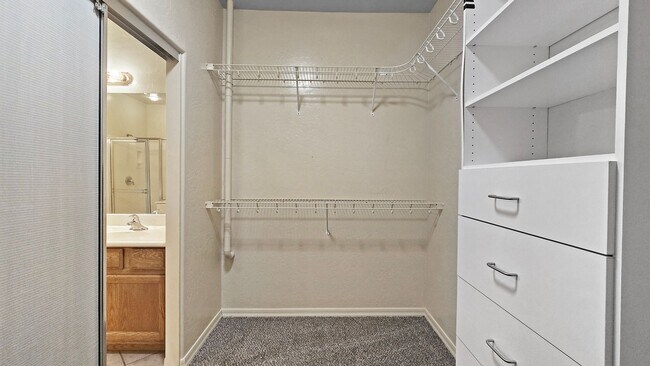 Building Photo - VERY popular neighborhood in Goodyear!