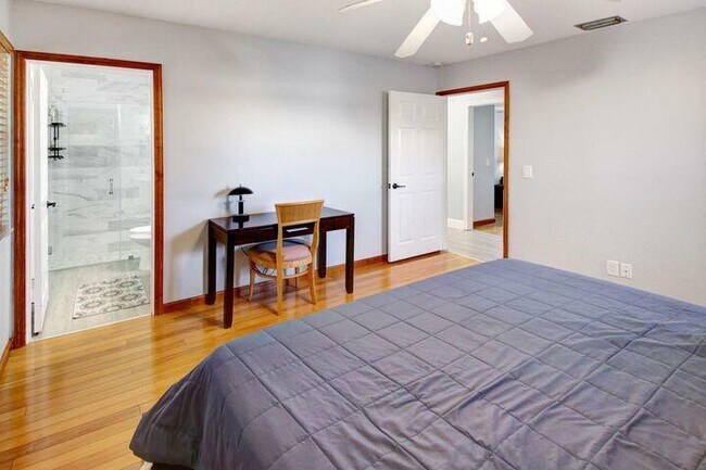 Building Photo - 120 E Park Ln