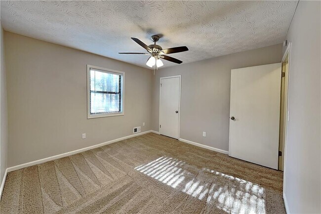 Building Photo - 208 Emerald Cove Ln