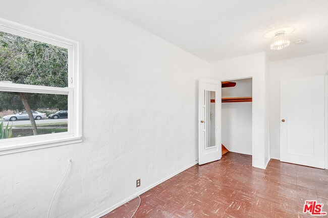 Building Photo - 7854 Goll Ave