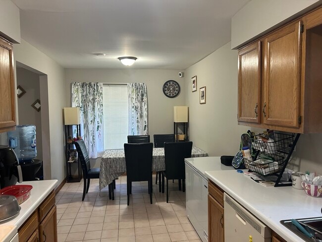 Building Photo - 270 Sandhurst Ln