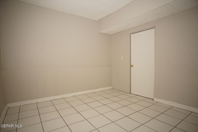 Building Photo - 422 Val Verde St