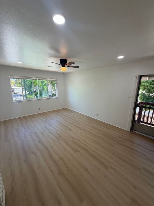 Building Photo - 831 Opal Dr