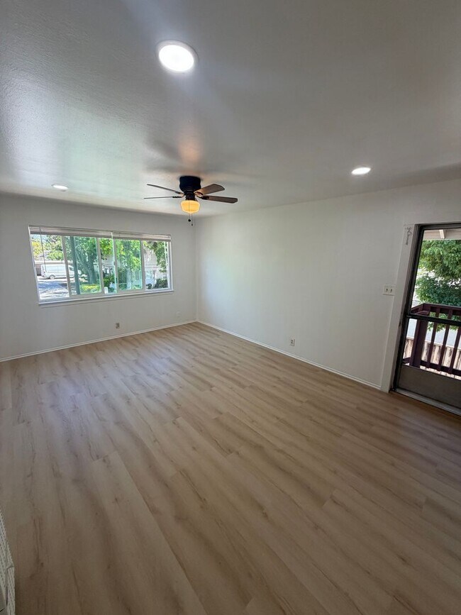 Building Photo - Updated 2 bedroom 1 Bathroom in great location