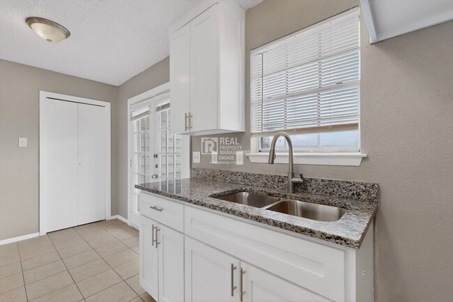 Building Photo - 8024 Cambridge Cir