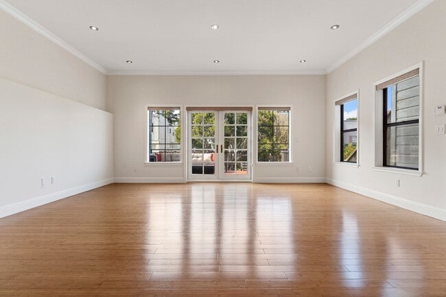 Building Photo - 2 Bed, 2 Bath, 2 Car Parking - Stunning Co...