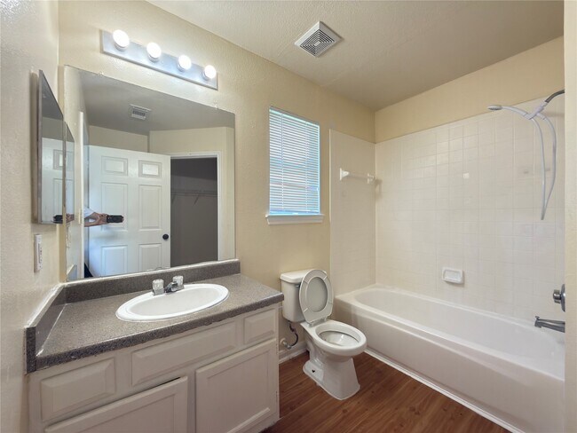 Building Photo - 15743 Ridgegate Rd