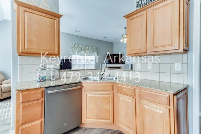 Building Photo - 3105 SW Waterleaf Ave