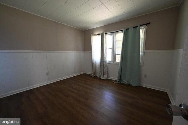 Building Photo - 1 Pinetree Ln