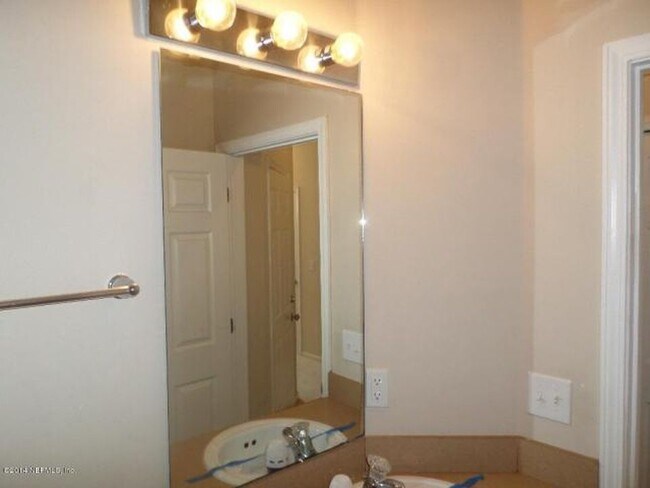 Building Photo - Welcome to this charming 2-bedroom, 2-bath...