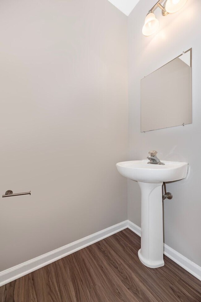 Building Photo - Beautifully Renovated Townhome in Walnut Ridge