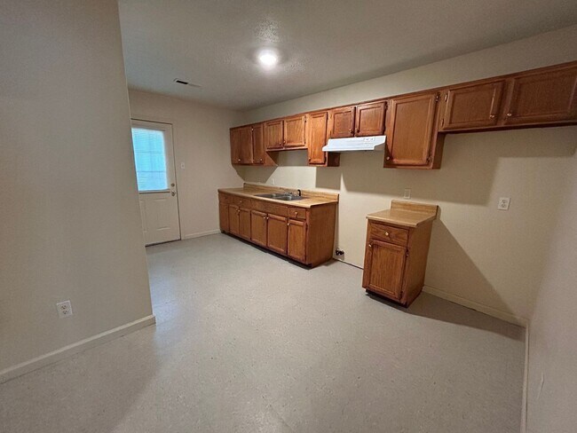 Building Photo - 818 N McLemore Ave