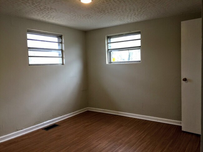 Building Photo - 2 Bedroom