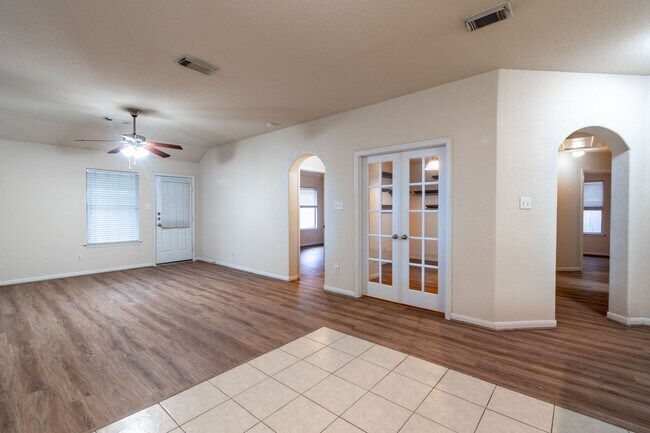 Building Photo - Charming 3-Bedroom Home in the Heart of Ho...