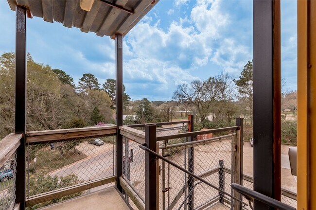 Building Photo - 1400 Sycamore Ave