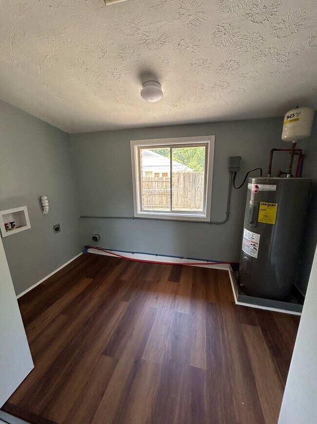 Building Photo - North Columbus and convenient to schools, shopping and I-185.