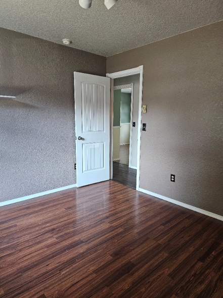Building Photo - 208 Island View Dr
