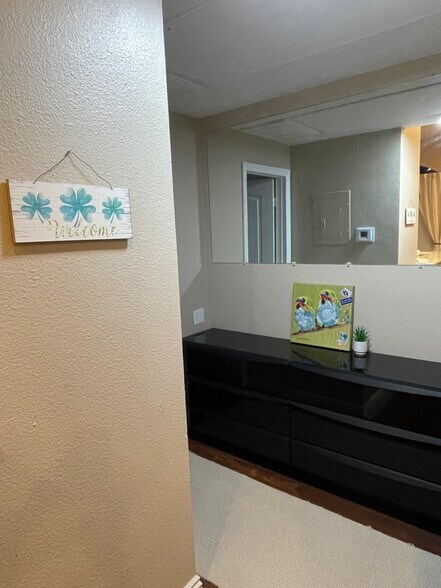 Hall with drawers - 19431 Rue De Valore Rue