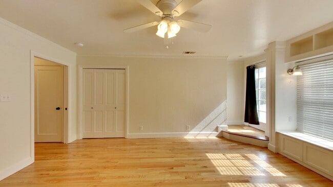 Building Photo - Lakeside 3 Bedroom / 3 Bathroom Single Fam...