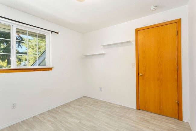 Building Photo - 2bd 2ba luxury duplex