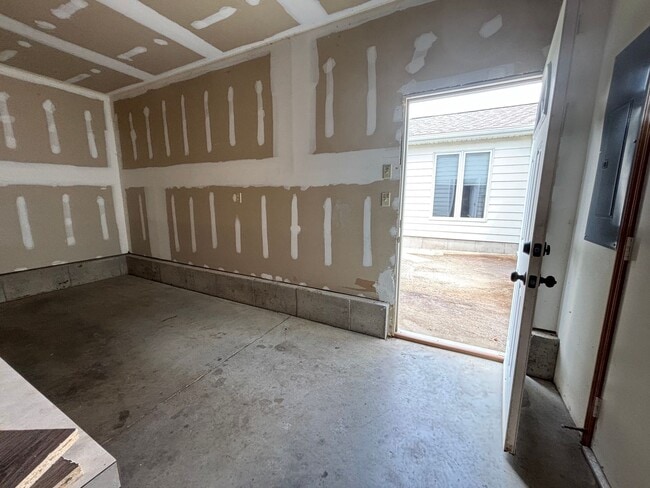 Building Photo - 3 Bedroom 2 bath