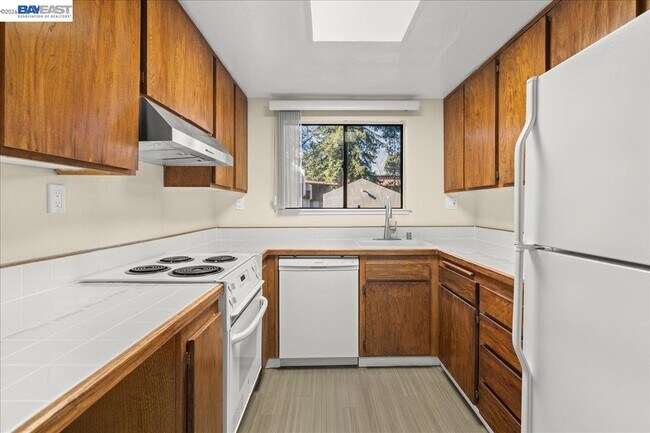 Building Photo - 999 W Evelyn Ave