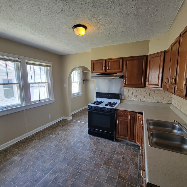 Building Photo - Near Westside 2BR Brick House!