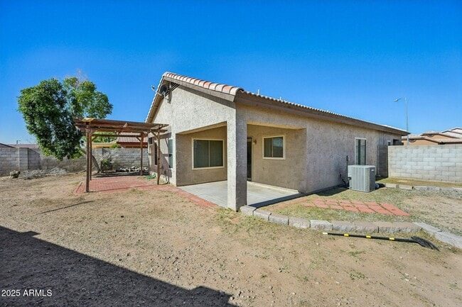 Building Photo - 15649 W Magnolia St