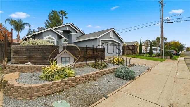 Building Photo - Stunning Single Story Fair Oaks Rental with Large Backyard in GREAT LOCATION!