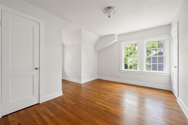 Building Photo - 2111 Kenwood Ave
