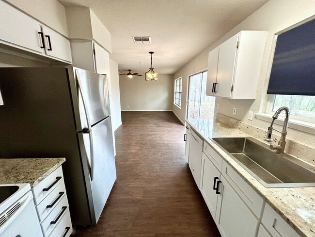 Building Photo - Close to UTSA - 3/2 Home for Rent