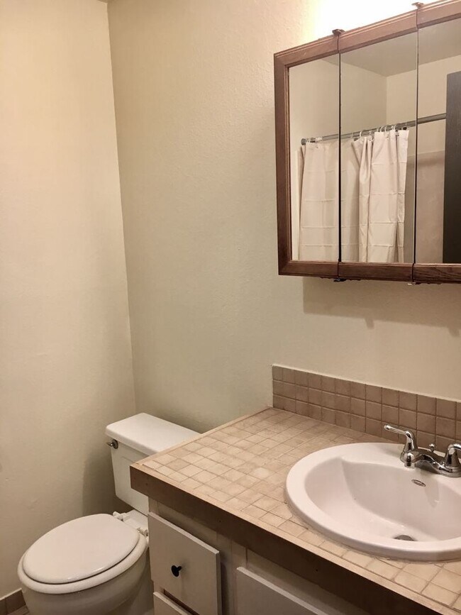 Building Photo - Charming 2BD/1.5BA Corner Unit in Serene, ...