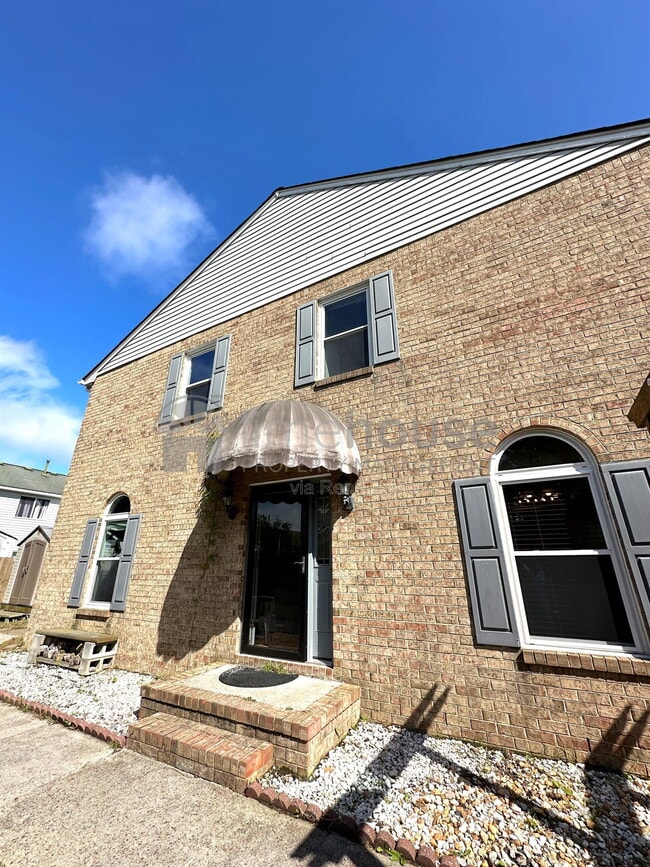 Building Photo - 400 Greenview Dr