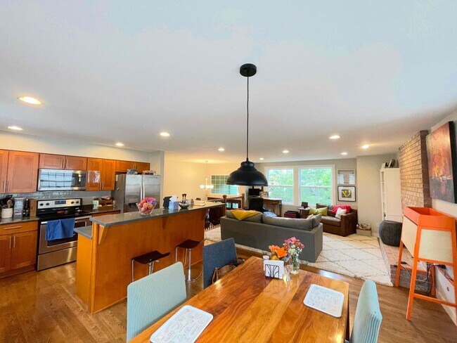 Building Photo - Spacious Corner-Lot Home 4 bed 3 bath – Green Lake, Seattle, WA