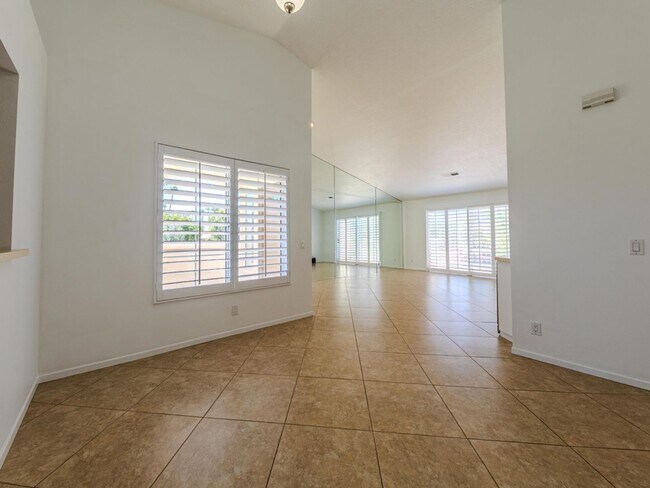 Building Photo - Sought after 2 bedroom 2 bath upstairs con...