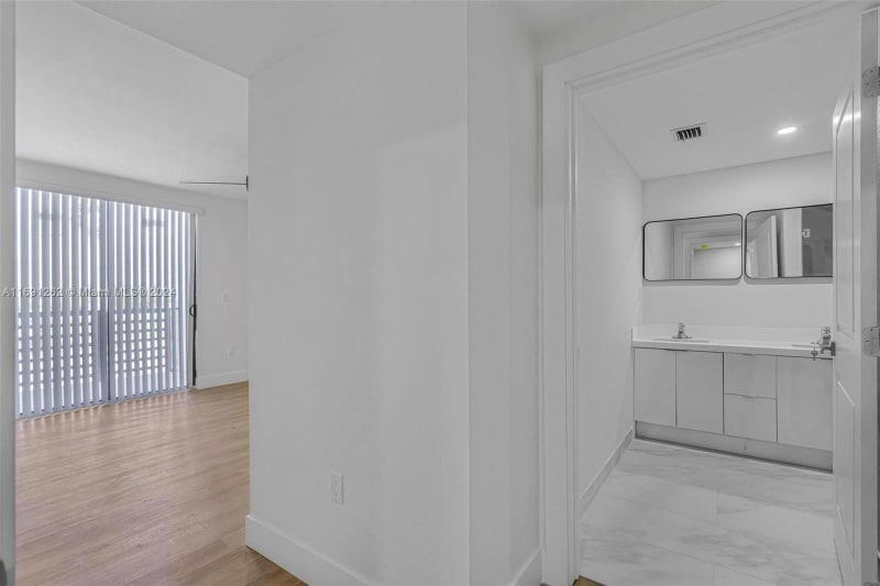 Building Photo - 16955 SW 100th Ave