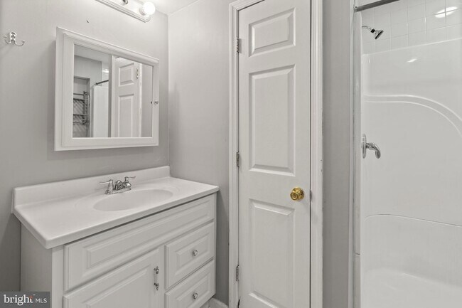 Building Photo - 5030 Finsbury Rd