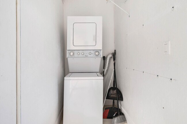 Building Photo - 518 Biscayne Dr