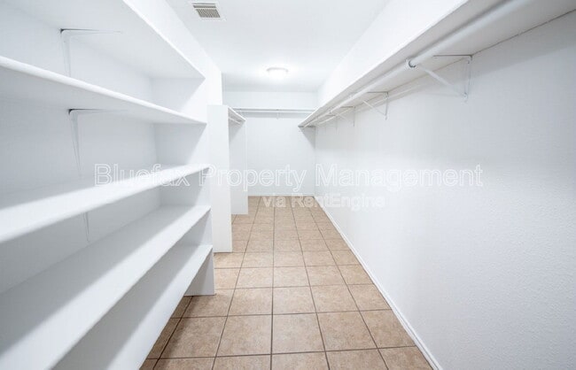 Building Photo - 225 Samantha Dr
