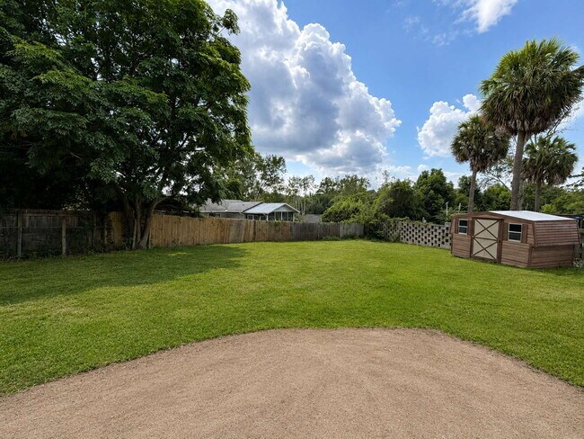 Building Photo - Spacious Orange Park Home with a Large Yard