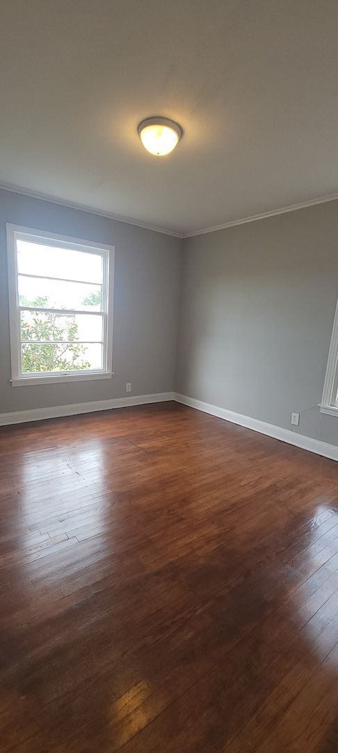 Building Photo - Beautiful 3 bedroom/1.5 bathroom house wit...